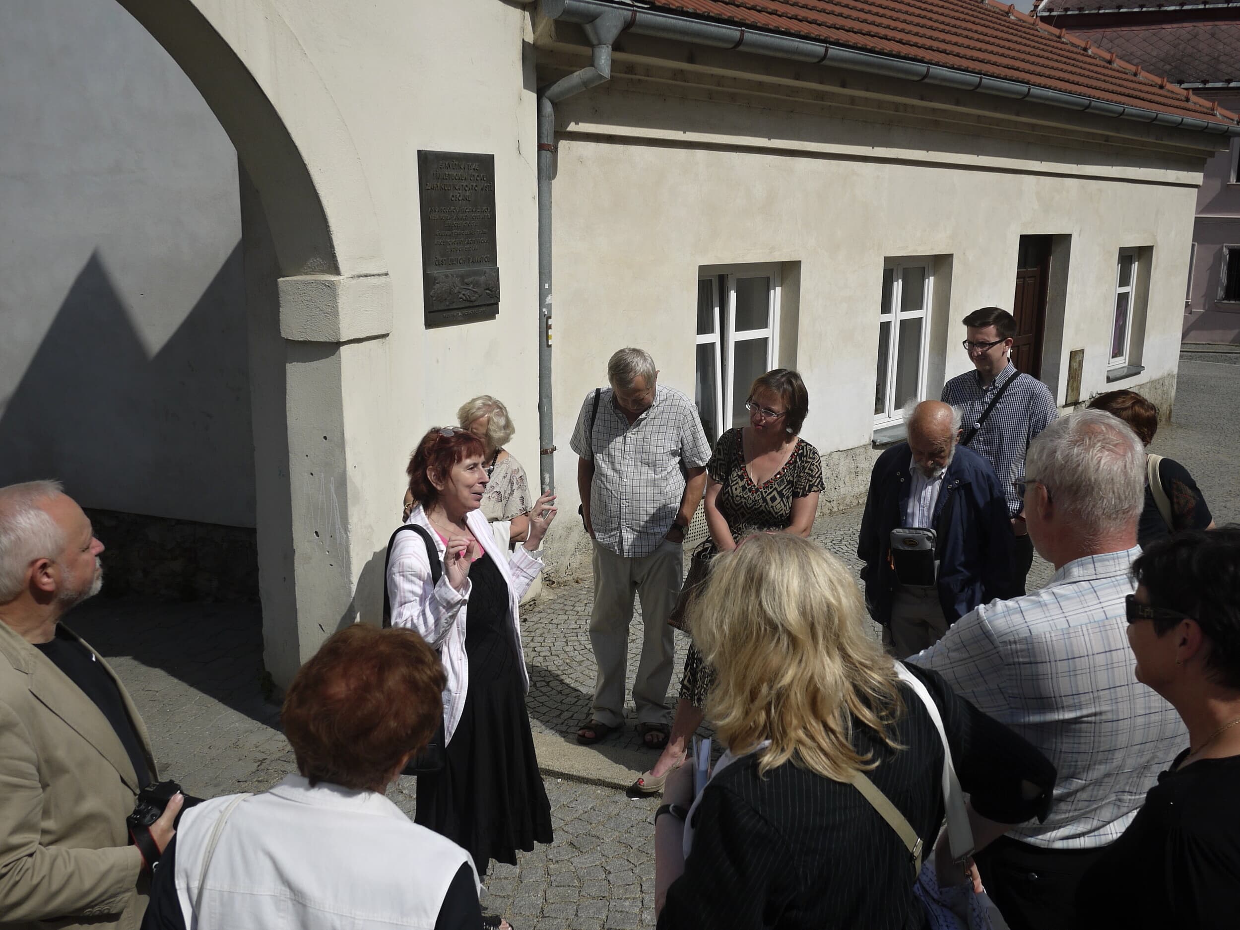 Helena Janíková na místě, které s ní budeme mít vždy spojené – při zahájení prohlídky židovského ghetta.