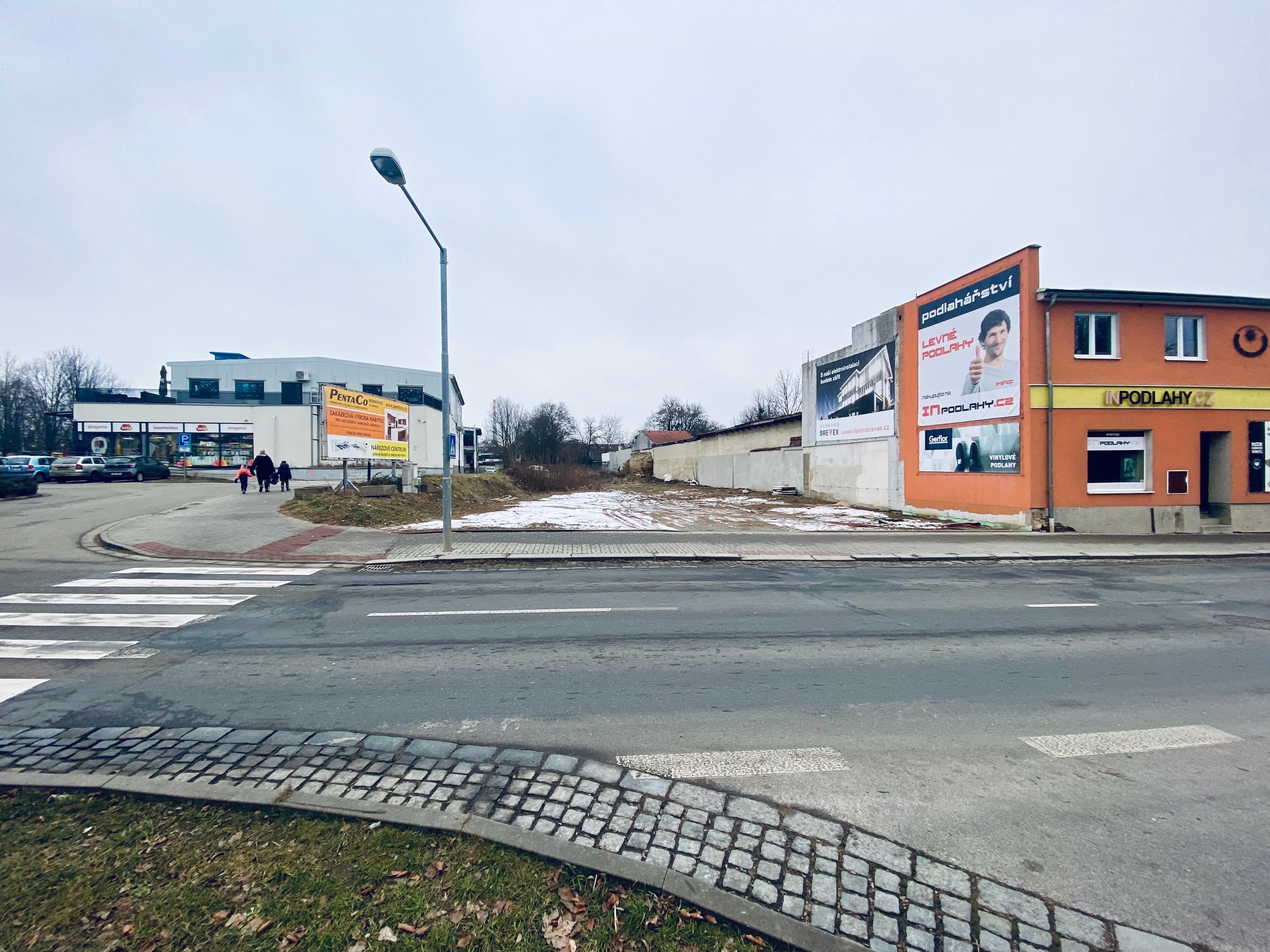 Na tomto místě poblíž supermarketu Albert vyroste nová multifunkční budova