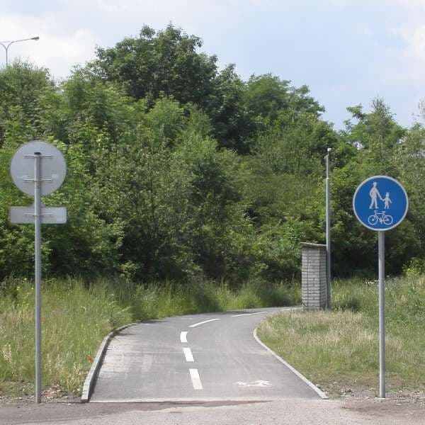 Stezka pro pěší a cyklisty – u nás nejrozšířenější řešení, většinou ale mimo město