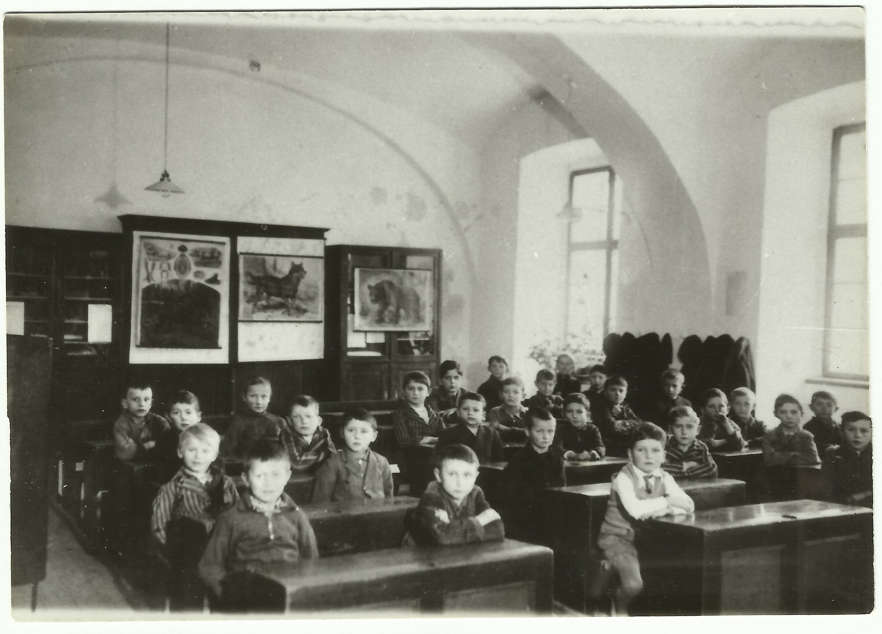 Druhá třída základní školy na Komenského náměstí, 1936. Hugo Mensdorff-Pouilly v první lavici v bílé košili.