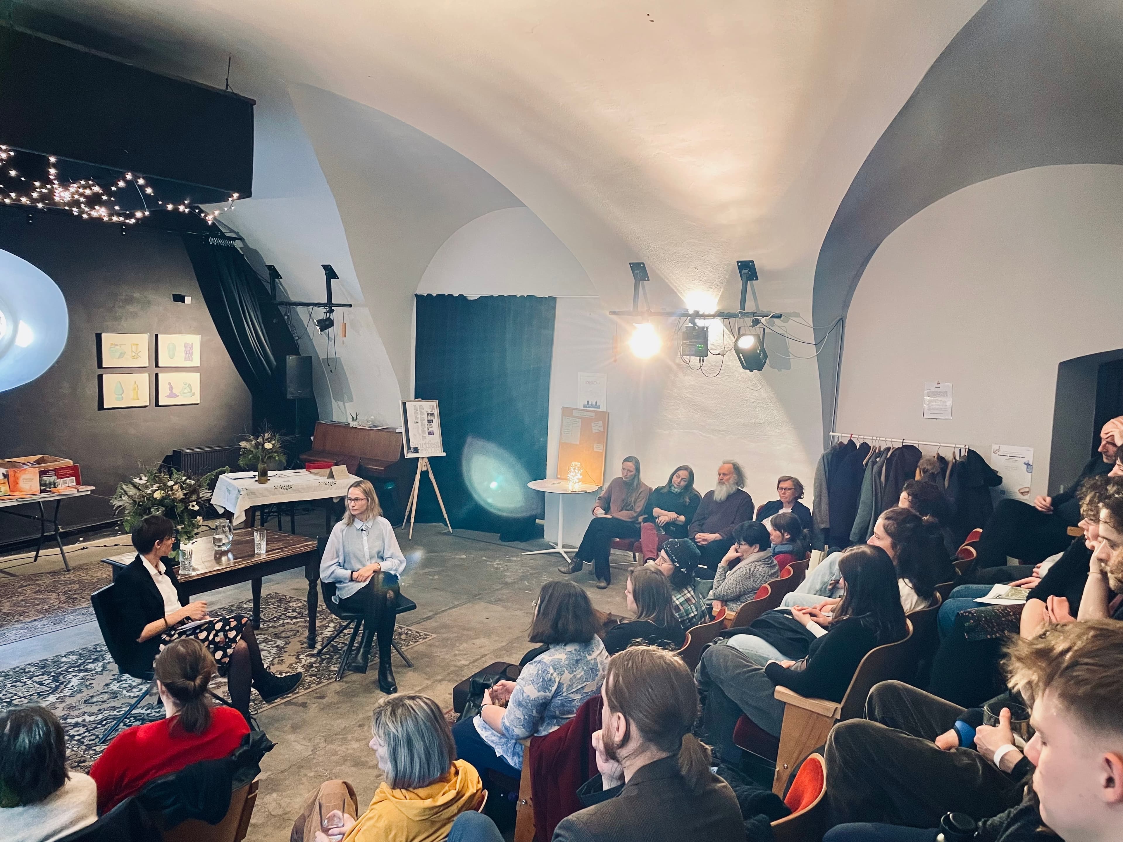 Ohlasy naživo na Smrtfestu. Kristina Studená debatuje s religionistkou Janou Nenadalovou o alternativní spiritualitě