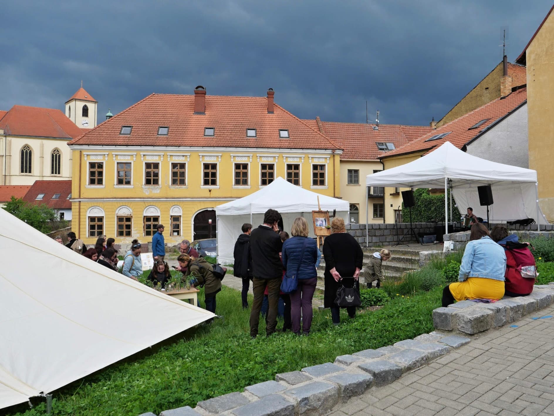 Akce „Zvuky a barvy židovské čtvrti“ v proluce, jejíž kultivace vyhrála první ročník participativního rozpočtu