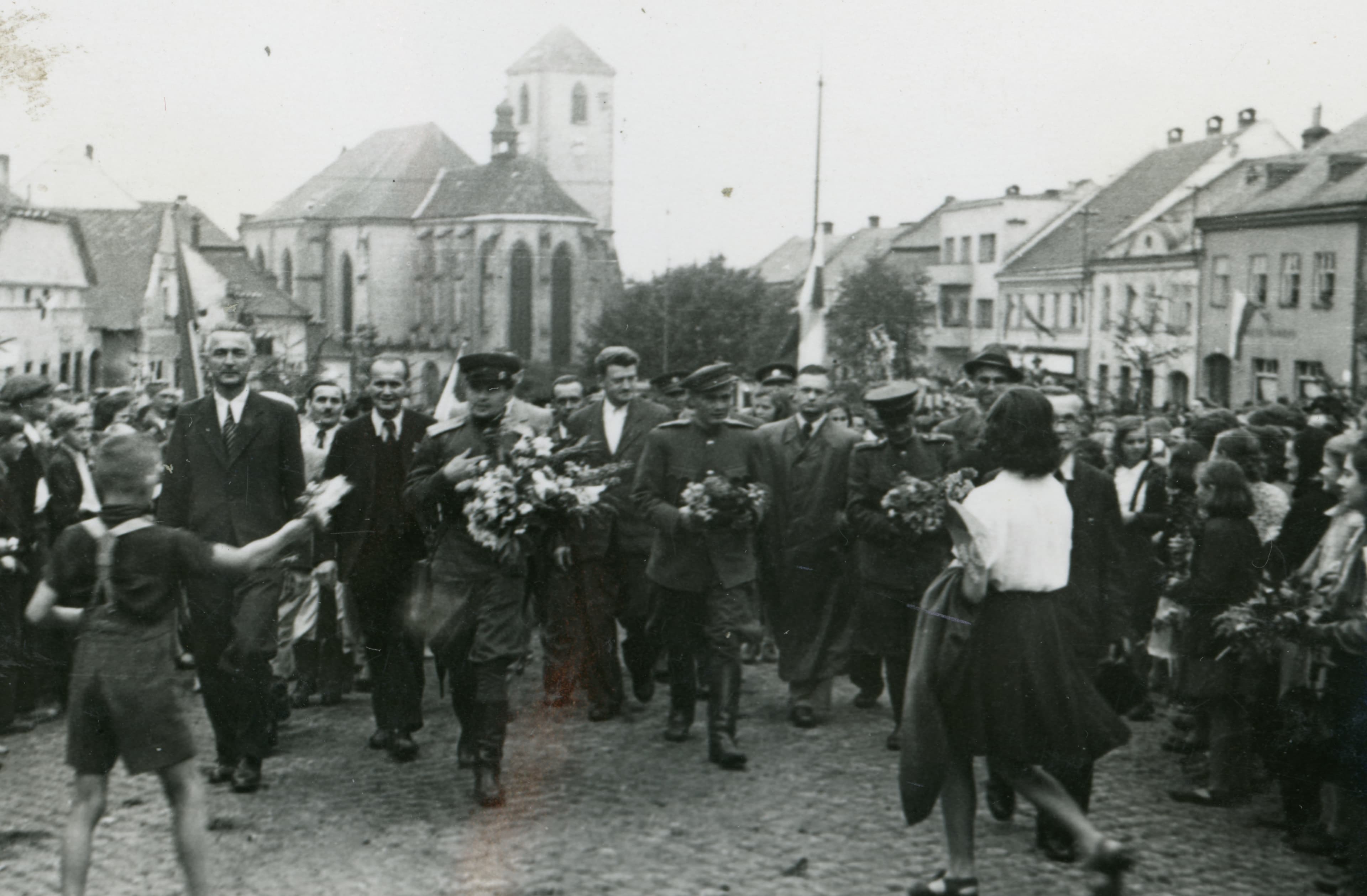 Loučení s odcházející vojenskou posádkou v Boskovicích, 10. července 1945