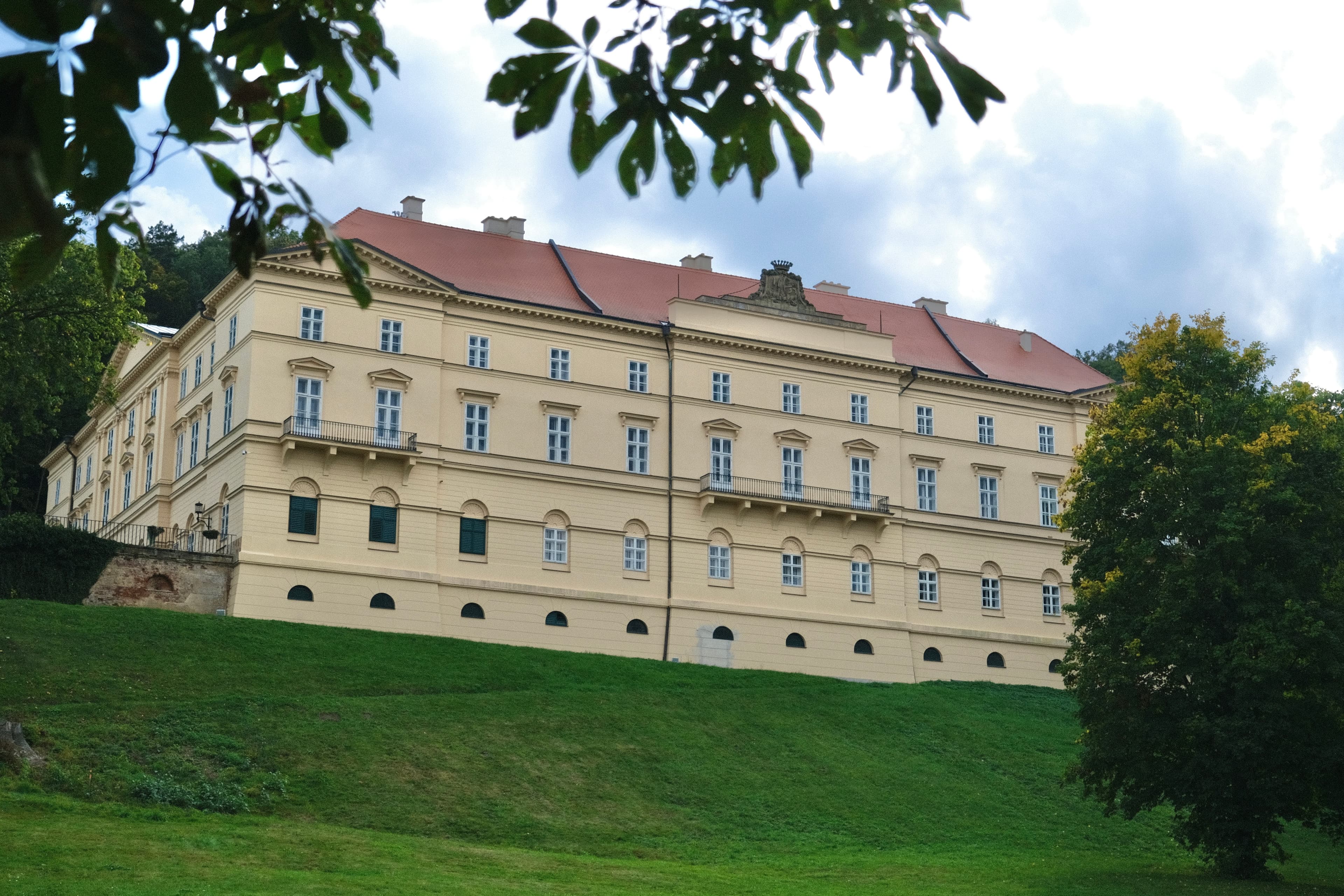 Severní fasáda zámku obrácená do spodního parku a do města