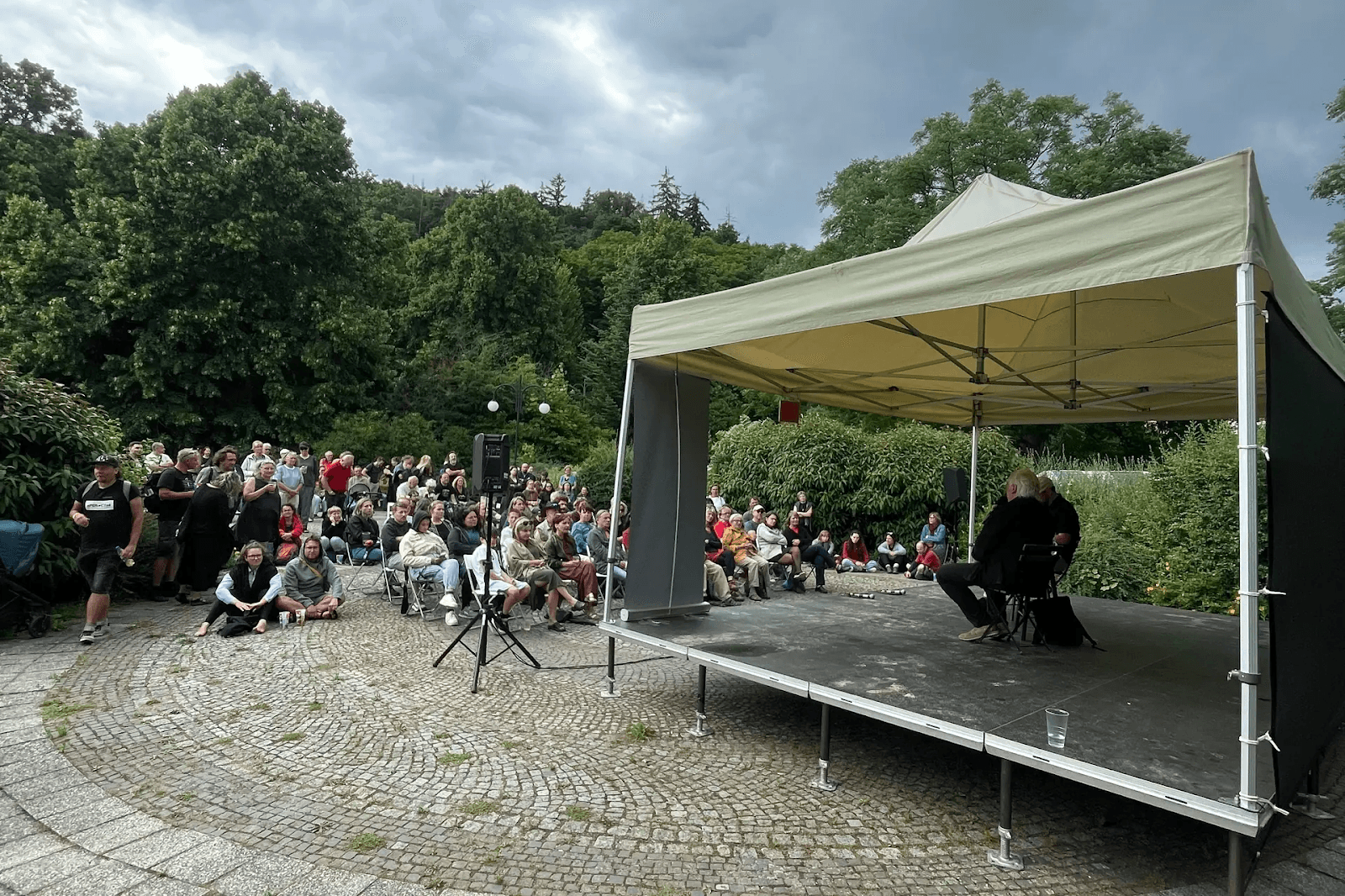 Velký zájem byl navzdory dešti o naši festivalovou debatu s Pavlem Kosatíkem
