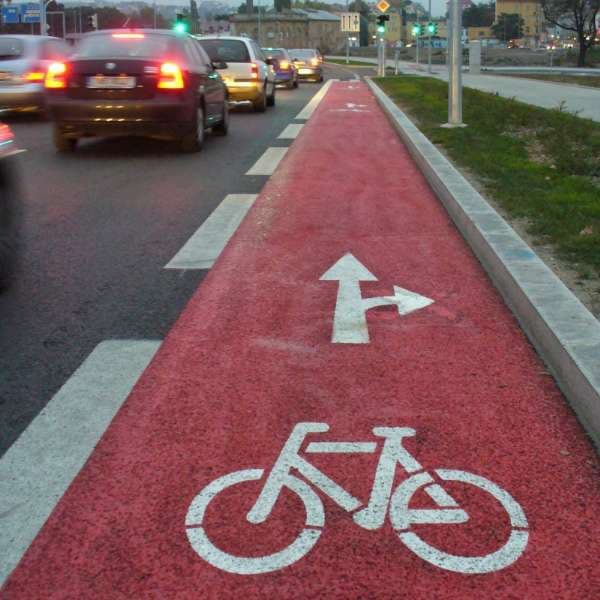 Vyhrazený cyklopruh – lepší varianta předchozího řešení, která nabízí jízdní pruh vyhrazený pouze pro cyklistu a nikdo do něj nesmí vjíždět ani na něm parkovat