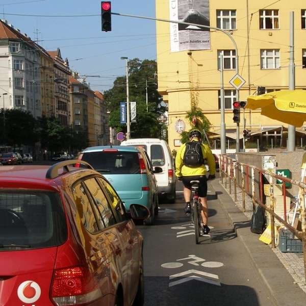 Piktokoridor – nejjednodušší opatření, které příliš bezpečí pro cyklistu neskýtá; pouze informuje řidiče vozidla, že se může s cyklistou potkat
