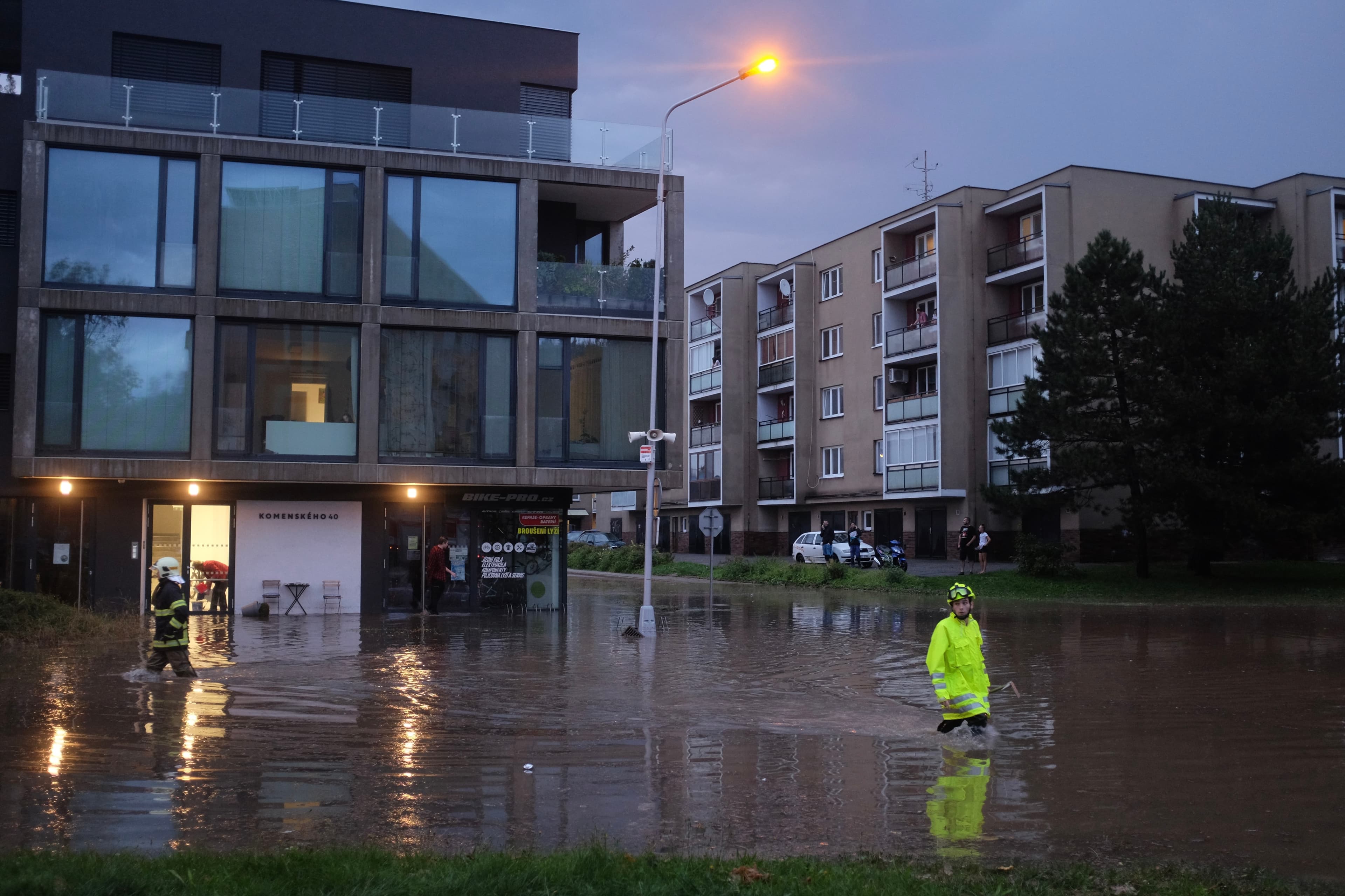 Záplavy po silnějších deštích pravidelně vznikají na Komenského ulici, zde v září 2023