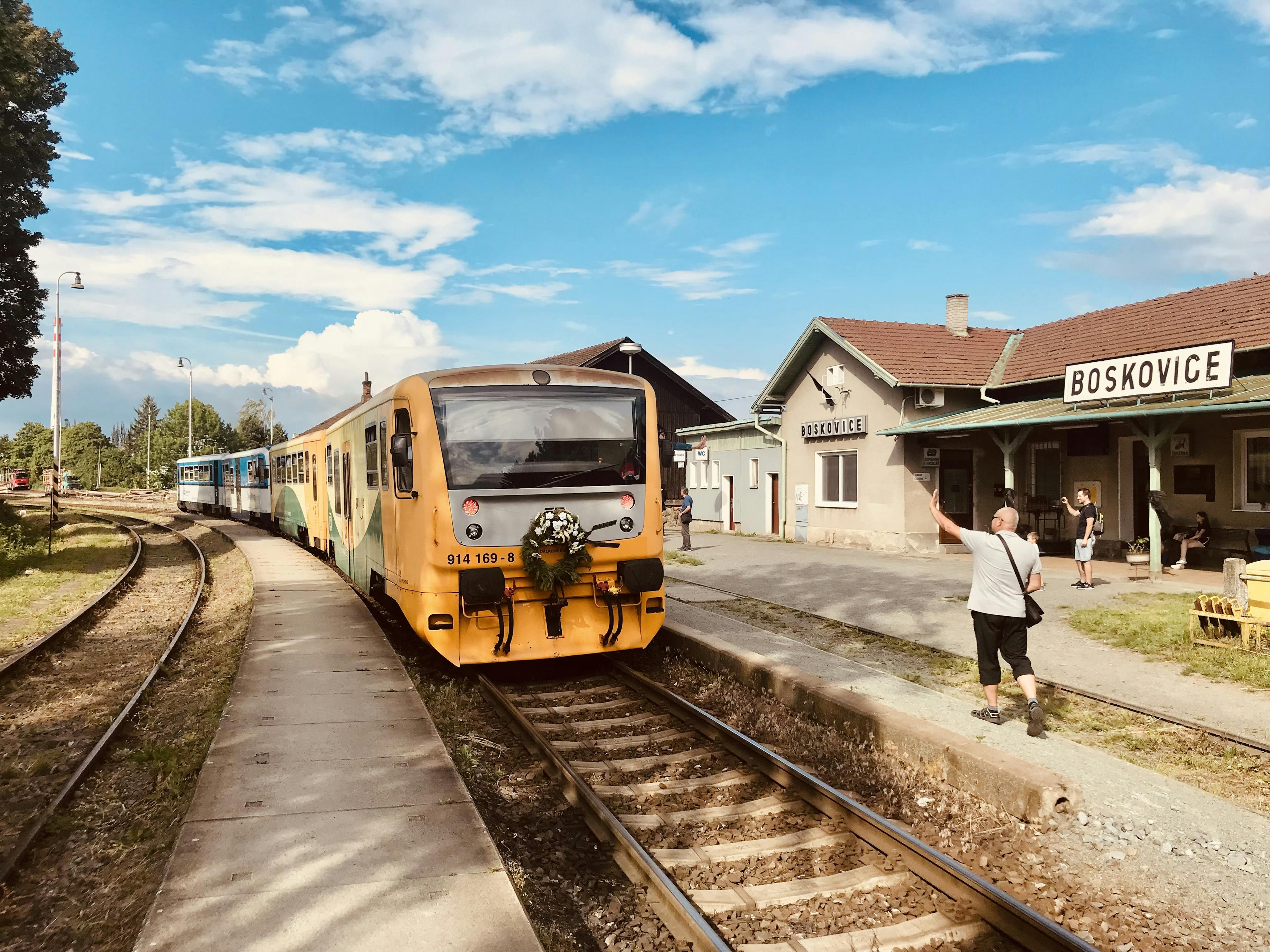 Poslední lokálka ve směru na Velké Opatovice odjíždí z boskovického nádraží