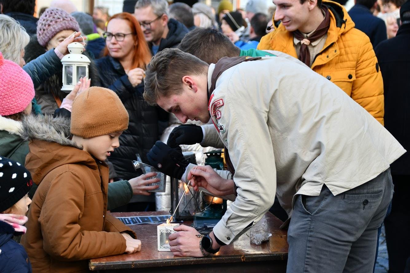 Na Štědrý den se na boskovické náměstí vrátila tradiční dobročinná Polévka pro chudé a bohaté; místní skauti rozdávali Betlémské světlo