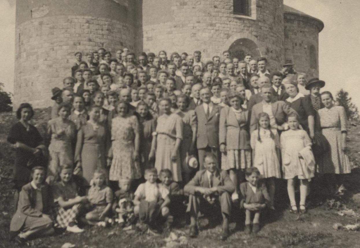 Volyňští evangelíci po návratu do vlasti na Řípu při zájezdu do Krabčic, 22. 6. 1947