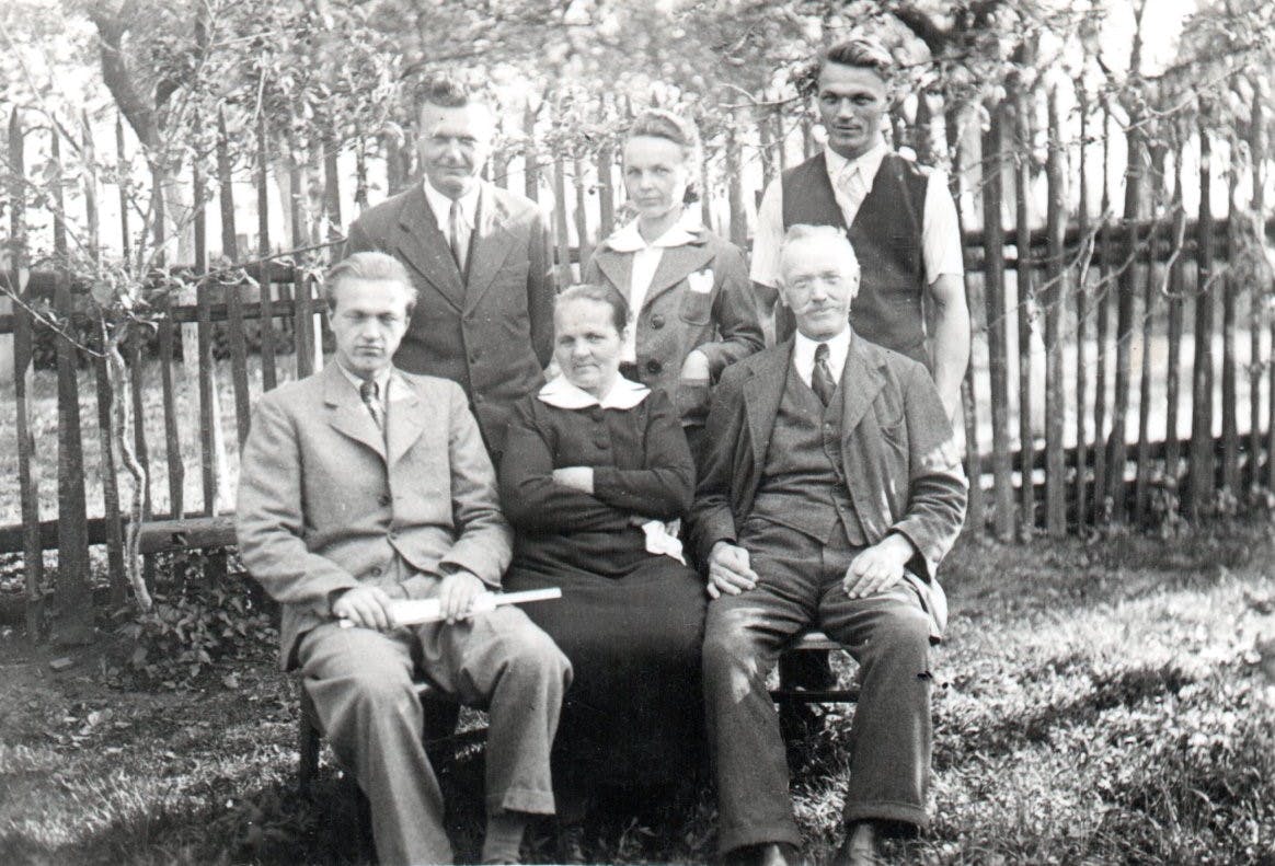 Rodina Slavíčkových – babička, dědeček, sourozenci Petr, Josef a František; maminka